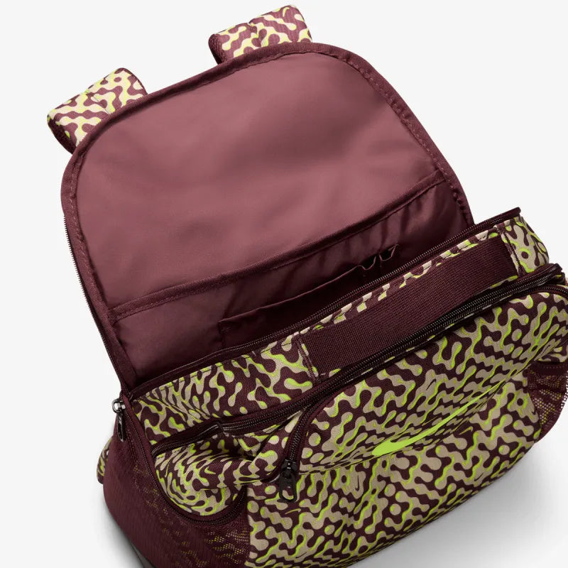 NIKE BRASILIA 9.5 (24L) "Burgundi" HÁTIZSÁK