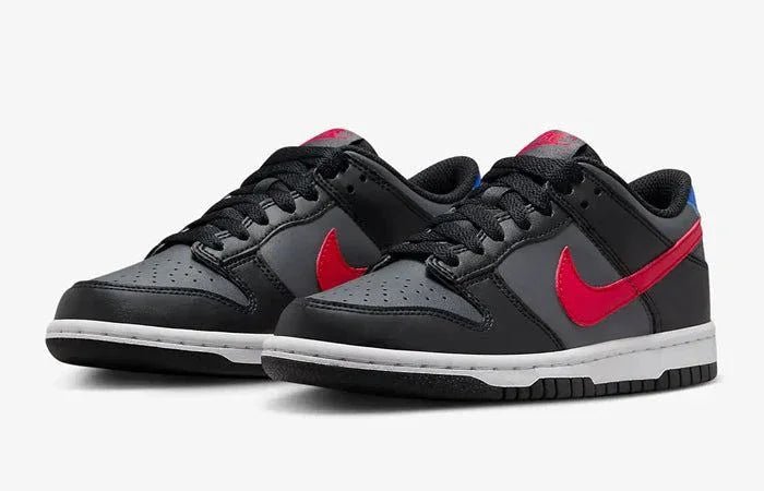 NIKE DUNK LOW FEKETE KÉK SZÜRKE PIROS (GS) UTCAI CIPŐ - Golyó Sport