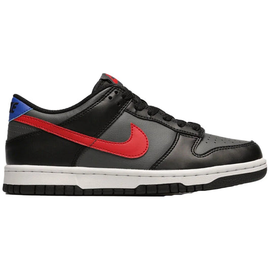 NIKE DUNK LOW FEKETE KÉK SZÜRKE PIROS (GS) UTCAI CIPŐ - Golyó Sport